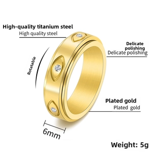 Dettaglio anello girevole dorato da 6 mm con motivo a occhio e cristalli lucenti