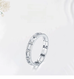 Détail de la bague géométrique en argent 925 avec zircons incrustés et style épuré