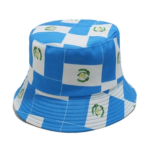 Détail d'un bob à damier bleu et blanc avec emblèmes nationaux du Guatemala imprimés