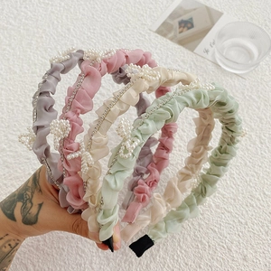 Gevlochten parelhoofdband met geplooide stof en vlinderstrass in diverse kleuren
