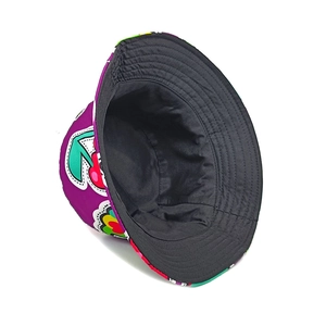 Cappello a secchiello reversibile con fiori pop art viola e fodera interna nera in cotone