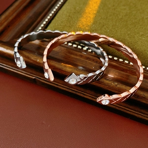 Gros plan de bracelets matelassés argent et or rose ornés de pierres en zircon brillant