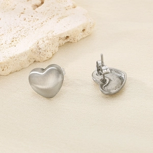 Boucles d'oreilles cœur en acier inoxydable brossé avec finition argent mat pour femmes