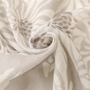 Vue macro d'un tissu de foulard au toucher lin avec imprimé floral abstrait élégant