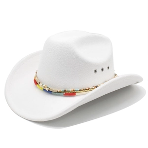Chapeau de cowboy en feutre blanc avec ruban ethnique à perles et œillets métalliques