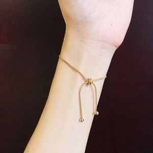 Elegante bracciale a catena serpente in oro 18K con chiusura regolabile sul polso