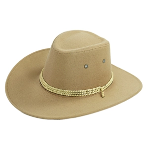 Dettaglio del cappello da cowboy in camoscio kaki con cordino intrecciato dorato e fori
