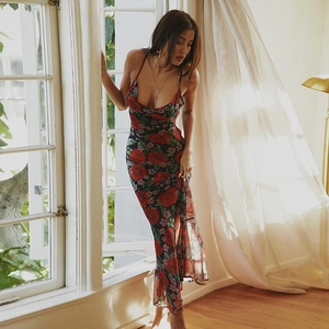 Détail de la robe moulante à fleurs avec imprimé roses rouges et tissu en mesh léger
