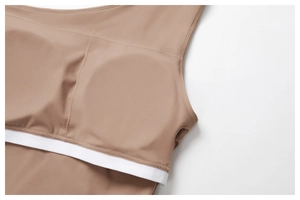 Détails d'un top de yoga asymétrique avec coussinets intégrés et bande élastique blanche