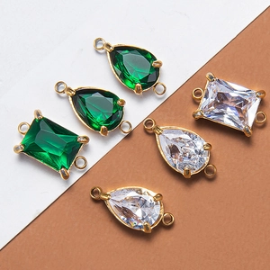 Connecteurs en acier doré avec zircons vert émeraude et transparents de formes variées