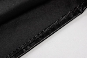 Detail der verstärkten Nähte zwischen schwarzem Strickstoff und PU-Leder