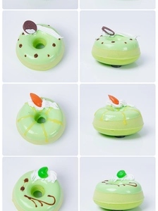 Dettaglio di ciambelle artificiali in PU verde con panna e decorazioni di sciroppo