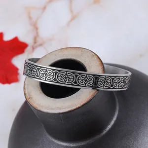 Bracelet jonc ouvert style Viking argenté avec motif nœud celtique en acier inoxydable