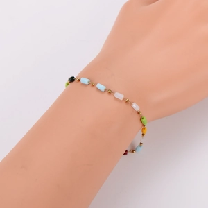 Bracelet en acier inoxydable avec perles colorées et chaîne dorée sur mannequin