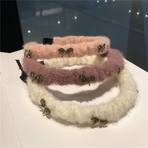 Détails de la texture des serre-têtes en peluche avec nœuds en strass brillants en trois couleurs