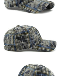 Détail de la casquette de baseball à carreaux avec boucle réglable et texture vintage grise