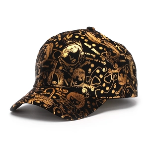 Détail de la casquette avec motifs de visage et cœurs en feuille d'or sur textile noir