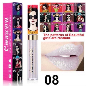 Macro-opname van zilveren glitter lipgloss 08 met een leuke anime-illustratie erop