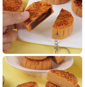 Dettaglio macro di un portachiavi mooncake staccabile con texture realistica di pasta di loto
