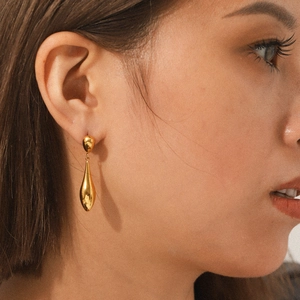18K gold plated stainless steel teardrop earrings with a glossy mirror finish