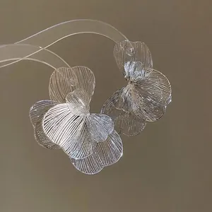 Boucles d'oreilles fleurs ajourées argentées avec texture de pétales en métal brossé