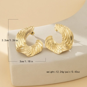 Detail of gold C-shaped earrings with wave texture and measurements 3.2cm by 3cm