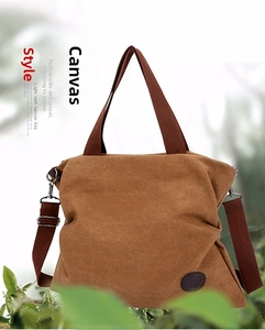 Détail du sac fourre-tout en toile marron avec poignées sombres et bandoulière réglable