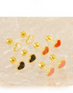 Détail de boucles d'oreilles cœur colorées en acier inoxydable plaqué or 18 carats