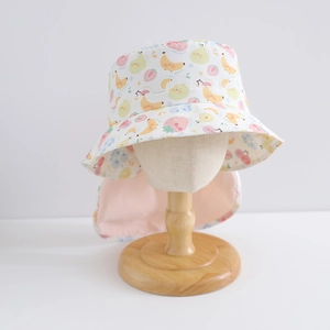 Dettaglio cappello da sole per bambini bianco con stampa di frutta e protezione nuca