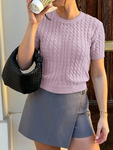 Pull rose pour femme en maille torsadée à manches courtes avec col rond classique