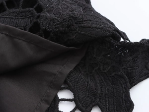 Dettaglio del pizzo nero e del tessuto di un set gonna a due pezzi molto sexy
