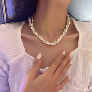 Elegante collana a più strati con perle bianche intrecciate in stile choker minimalista