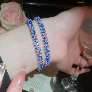 Détails de bracelets en zircon avec motifs en émail bleu et rouge sur base argentée