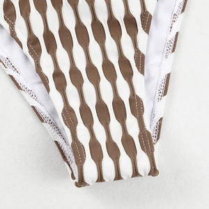Détail du maillot de bain à rayures marron et blanc avec tissu gaufré et doublure filet