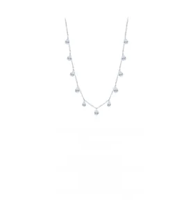 Gros plan du collier choker en argent S925 avec neuf pierres de zircon en forme de goutte
