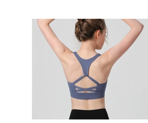 Détail du soutien-gorge de sport bleu avec bretelles croisées dans le dos pour le maintien