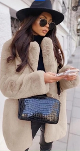 Manteau chic en fausse fourrure beige avec sac bandoulière noir effet crocodile
