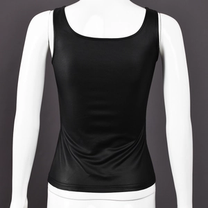 Vista detallada trasera de un crop top negro brillante con cuello en U en maniquí