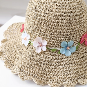 Cappello di paglia intrecciato a mano con tesa larga ondulata e ghirlanda di fiori