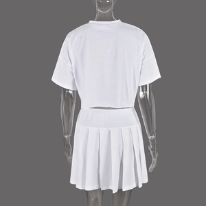 Vista posteriore del completo bianco a due pezzi con crop top a maniche corte e minigonna