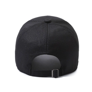 Vista posteriore del cappellino da baseball nero da uomo con fibbia in metallo regolabile