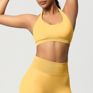 Détail d'un ensemble de yoga jaune sans couture avec ourlet côtelé et bride de cou élastique