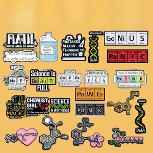 Set di spille in smalto colorato con temi scientifici, formule chimiche e matematica