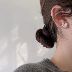 Minimalist S925 sterling silver heart-shaped stud earrings with irregular 3D design