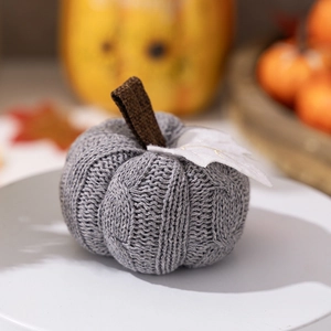 Graue Strickkürbis-Deko mit braunem Stiel und weißem Blatt für die Herbsternte-Dekoration