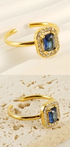 Vue détaillée de la bague double couche dorée 18K avec cristal bleu et pavé de diamants