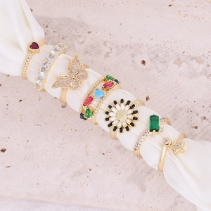 Böhmisches Gold-Ring-Set mit Schmetterling, Gänseblümchen und Stern auf weißer Seide