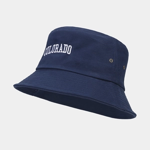 Dettaglio del ricamo COLORADO su un cappello da pescatore in tela di cotone blu