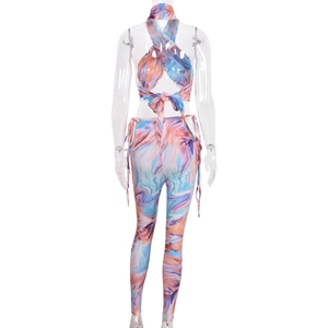 Πίσω όψη σετ tie-dye με εξώπλατη μπλούζα και στενό παντελόνι με ψηλή μέση και κορδόνια
