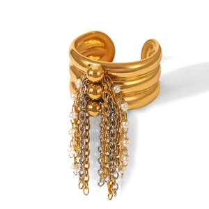 Détail d'une bague en acier doré 18K avec franges de chaîne en perles et glands